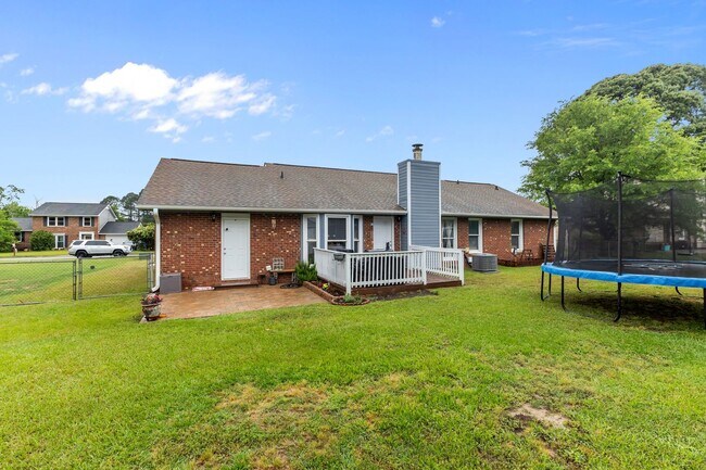 Building Photo - Updated 3 Bed, 2 Bath Home with Fenced Yard
