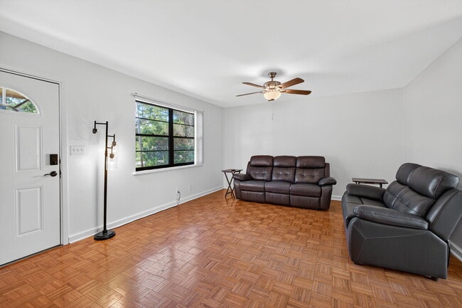 Building Photo - 6012 Hickory Dr