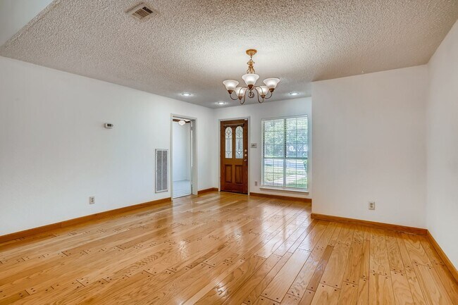 Building Photo - Rare 2 BR/ 2 BA Townhouse in Northwest Hil...