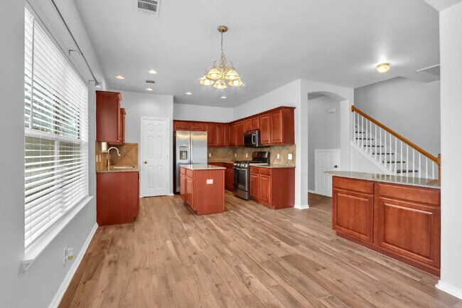 Building Photo - "Spacious 6-Bedroom Haven with 4 Full Baths and Hot Tub!"