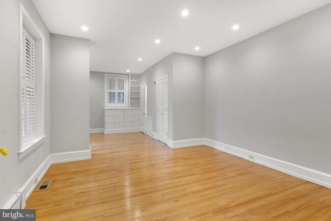 Building Photo - 323 S 17th St