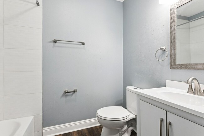 Building Photo - **Charming Family Retreat in the Heart of ...