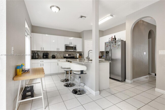 Building Photo - 5620 NW 113th Pl