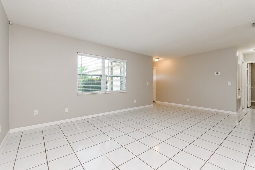 Building Photo - 2426 Sable Dr