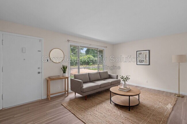 Building Photo - 5661 Bermuda Dr