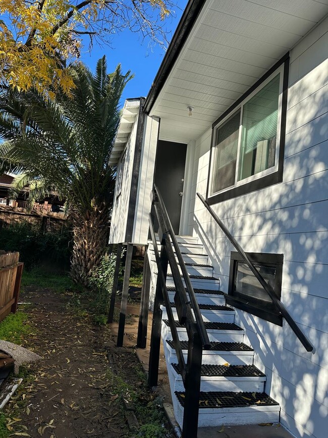 Building Photo - Chestnut-1918/1920