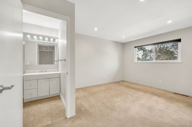 Building Photo - Spacious 4-Bedroom, 2.5-Bath Townhouse Clo...