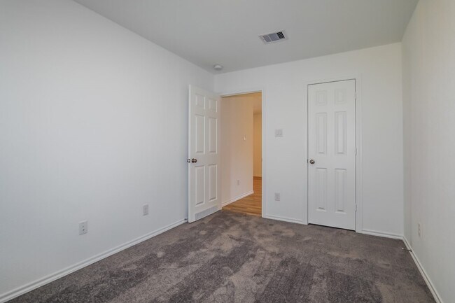 Building Photo - 11052 N Lake Mist Ln