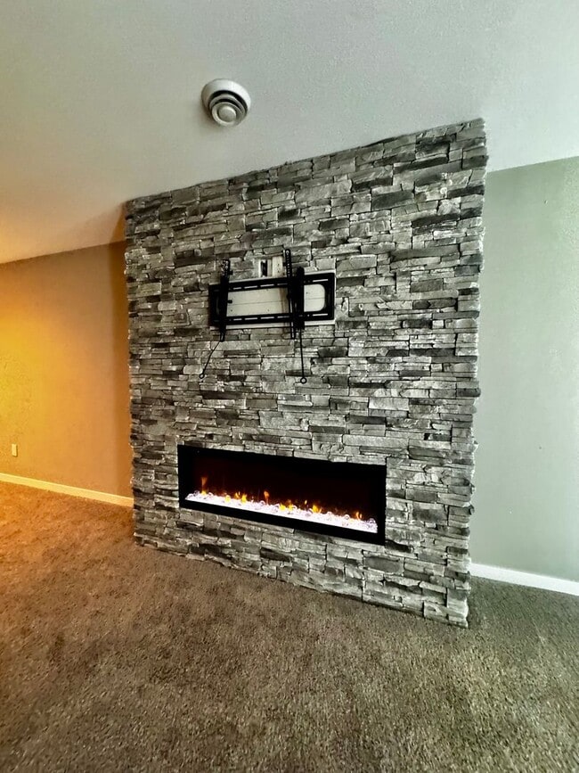 Building Photo - For Rent Beautiful 4 bedroom 3 bathroom 3 attached car garage!