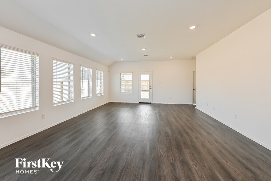 Building Photo - 7514 Oakmont Ave