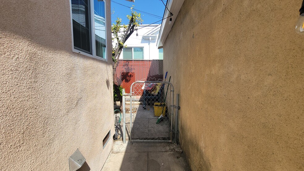 Building Photo - 1243 N Alexandria Ave