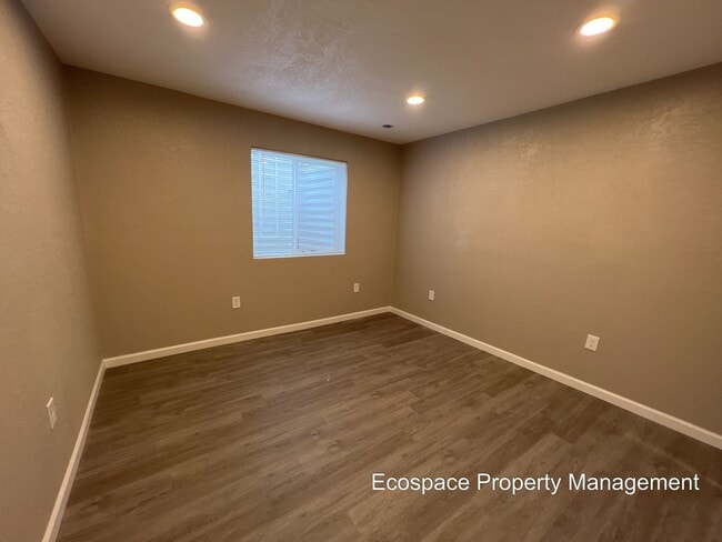 Building Photo - 3 Bed 1 Bath in Denver's Elyria Swansea Ne...