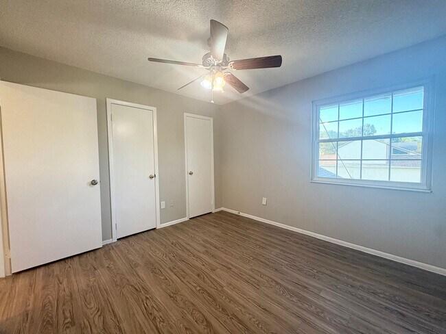 Building Photo - Fantastic 3 BR Lake Mary Home with vaulted...