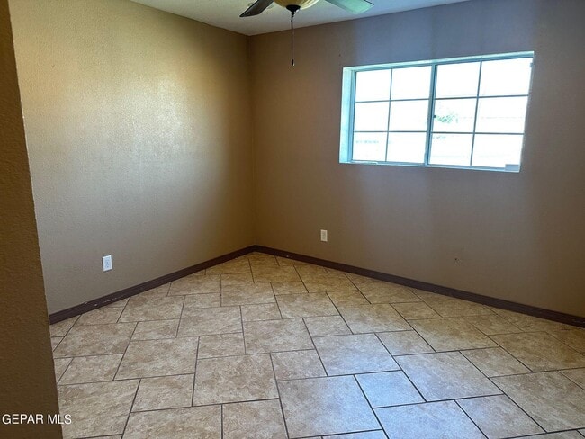 Building Photo - 408 Fresno Dr
