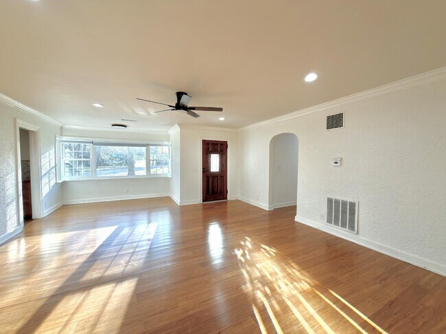 Building Photo - 1216 Eastwood Ave