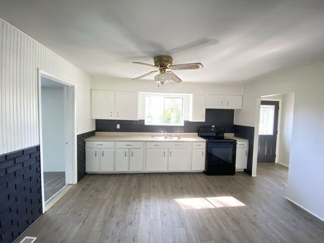 Building Photo - 4 bedroom ranch style hom