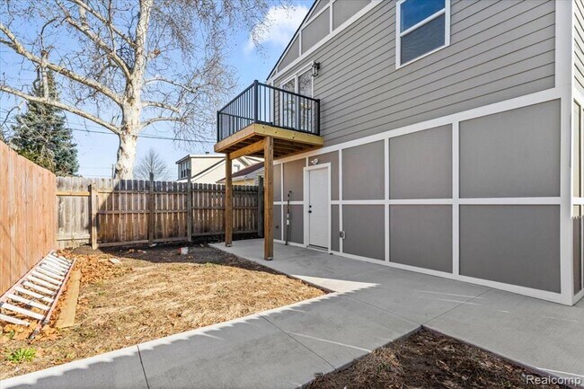 Building Photo - 1440 Lakepointe St