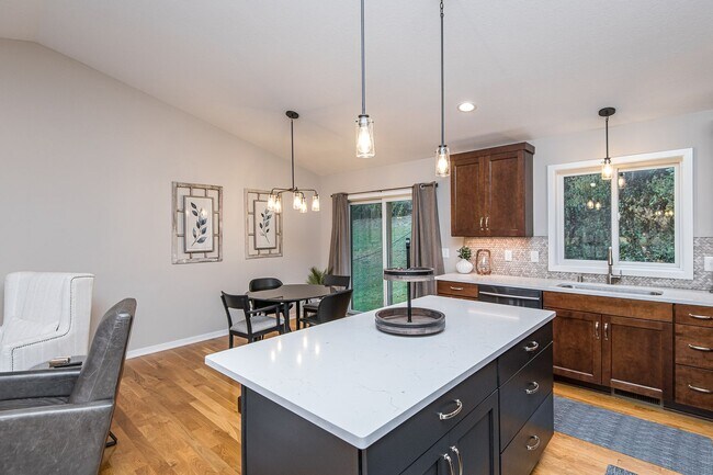 Building Photo - 3367 Ridgeline Dr SE