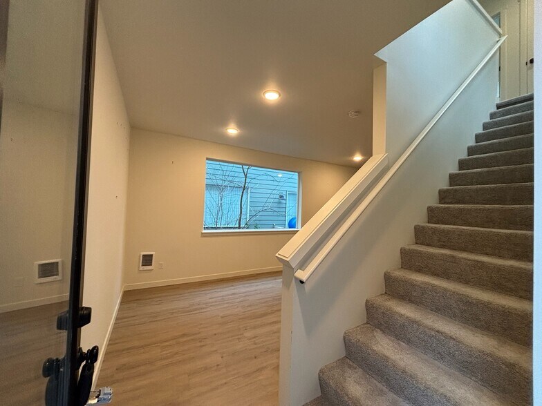 Building Photo - 12070 SE Pine St