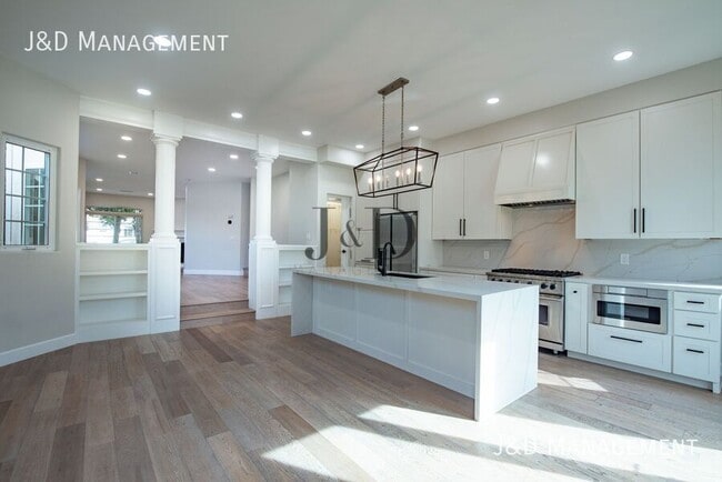 Building Photo - 105 S Ditmar St