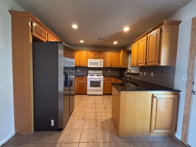 Building Photo - Awesome 3 bed/2bath/2 car Split floor plan in Southfork III!