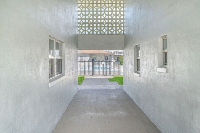 Building Photo - Updated 1 bedroom condo near the river!