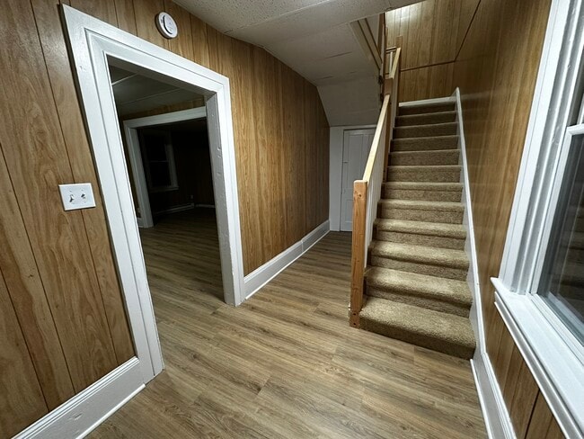 Building Photo - 408 S Queen St