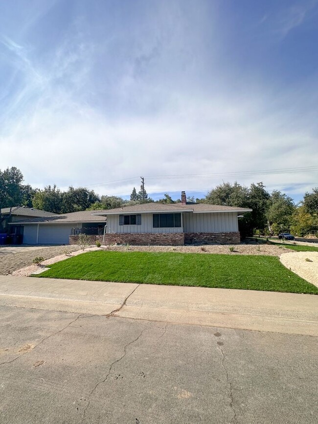 Building Photo - Gorgeous 3 bed 2 bath! (Please read entire ad before showing)