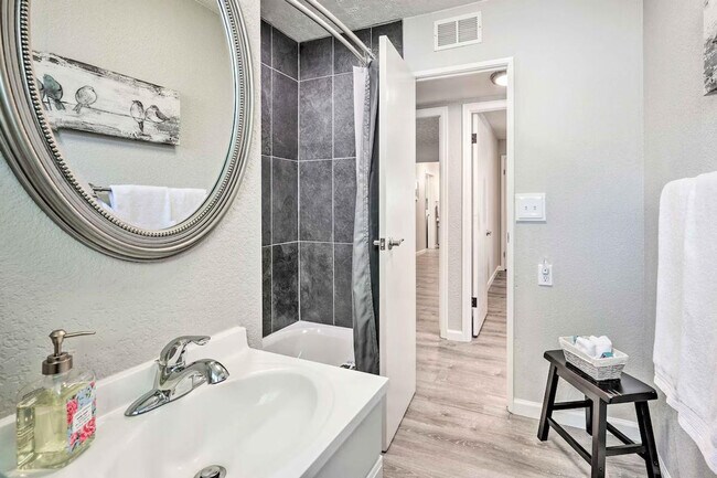 Building Photo - 1217 Falcon Ave