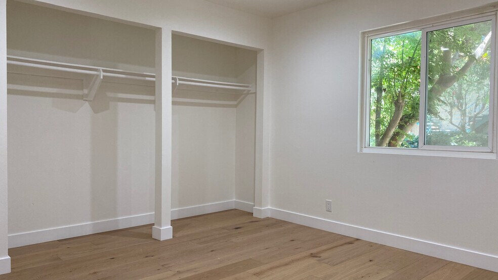 Guest bedroom wardrobe - 6474 Cavalleri Rd