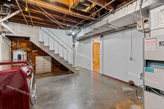 Building Photo - Three Bedroom Cape Cod with Yard in Highly...
