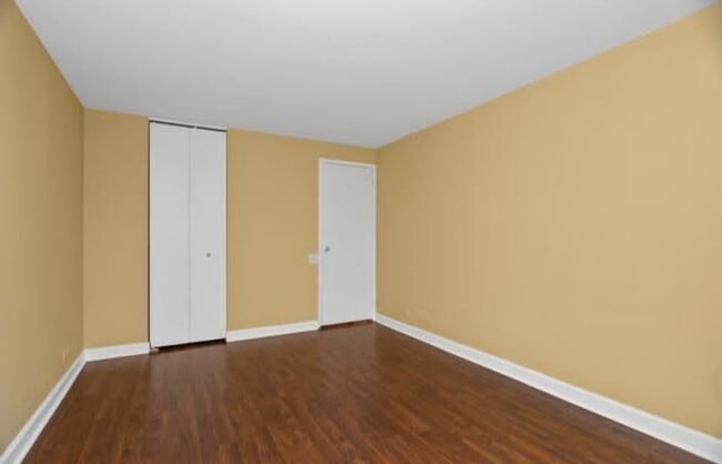 Building Photo - 4343 N Clarendon Ave