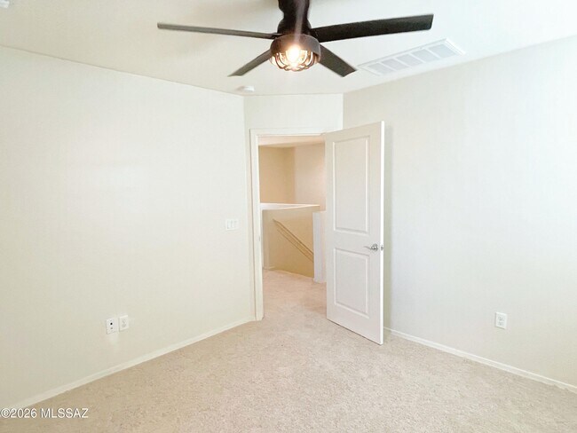 Building Photo - 866 E Artesia Pl