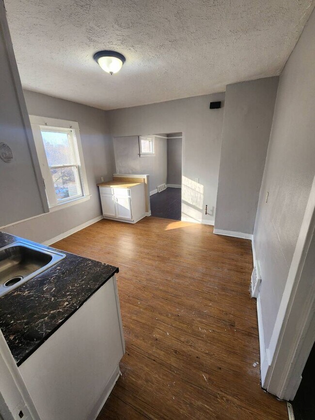 Building Photo - 11702 Honeydale Ave