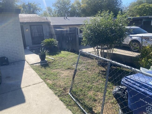 Building Photo - 2/1 Townhouse with covered parking