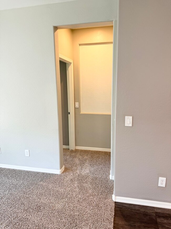 Building Photo - Beautiful 4 Bedroom Single Level Home Loca...