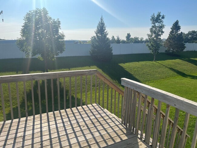 Building Photo - 3 Bed 3 Bath Twin Home