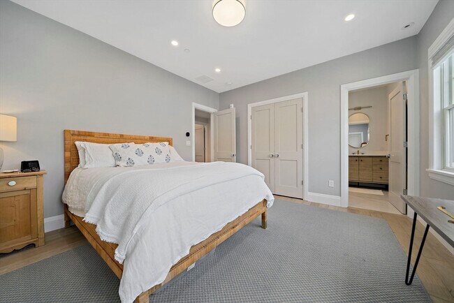 Building Photo - 144 Linden St