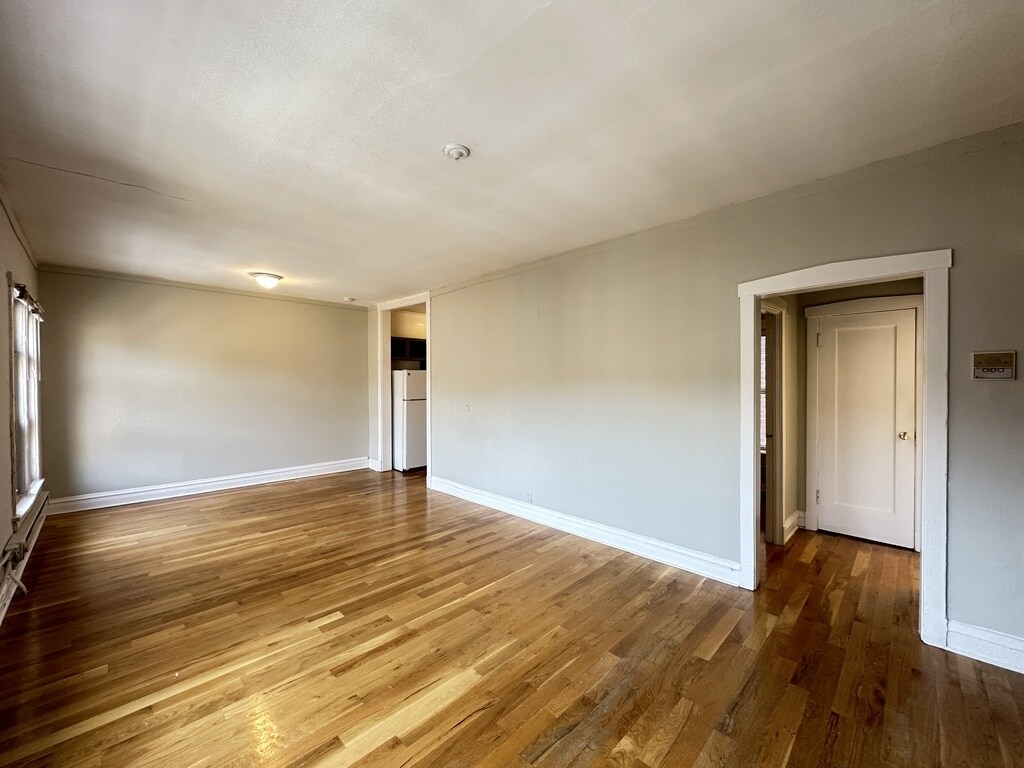 Building Photo - 644 W Barry Ave