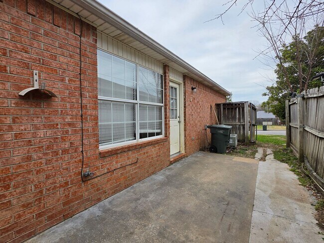 Building Photo - 1462-1462 N Dawn Dr