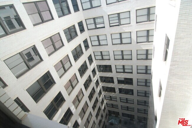 Building Photo - 460 S Spring St
