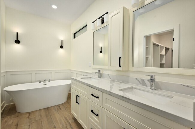 Building Photo - 100-102 Amberwood Ct