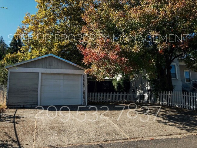 Building Photo - Conveniently located 2 Bedroom Home Near D...