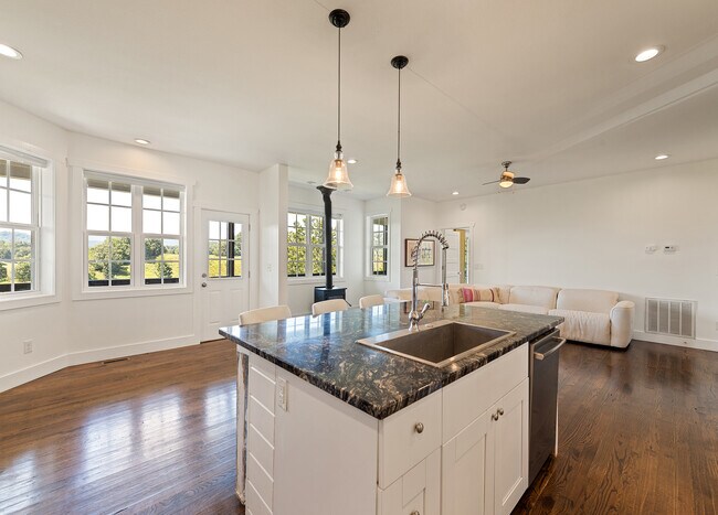 Building Photo - 179 Goldfinch Ln