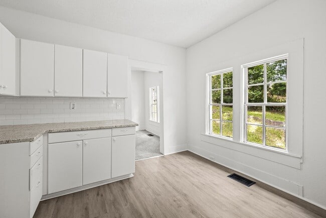 Building Photo - Spacious 4 Bedroom 2 Bath Home