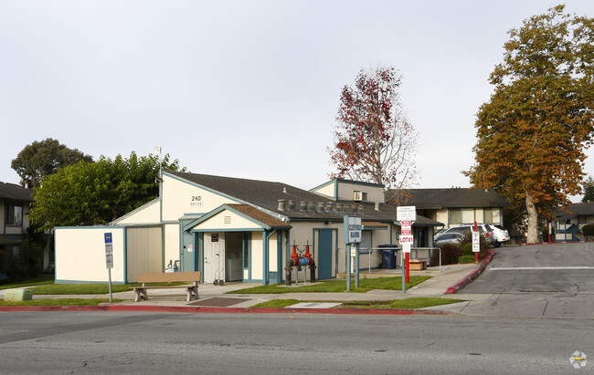 Building Photo - Clifford Manor