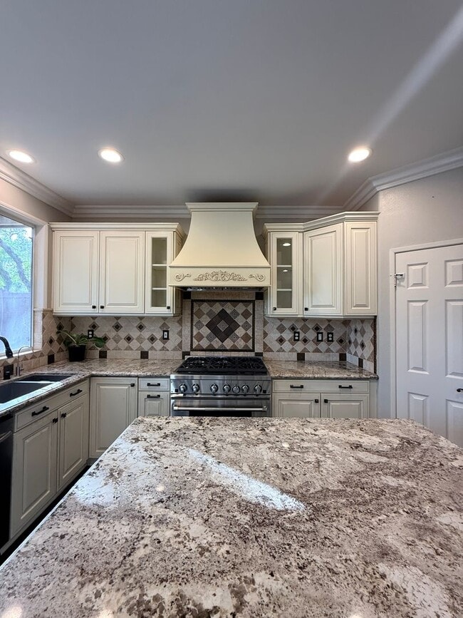 Building Photo - Beautiful 4 Bedroom, 2.5 Bathroom Home in West Irvine Pointe Community