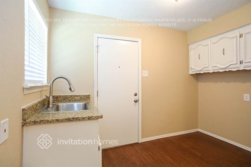 Building Photo - 1409 Carriage Ln
