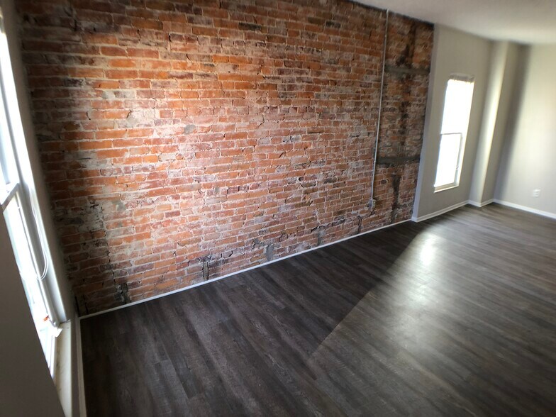 Building Photo - 881 Oak St
