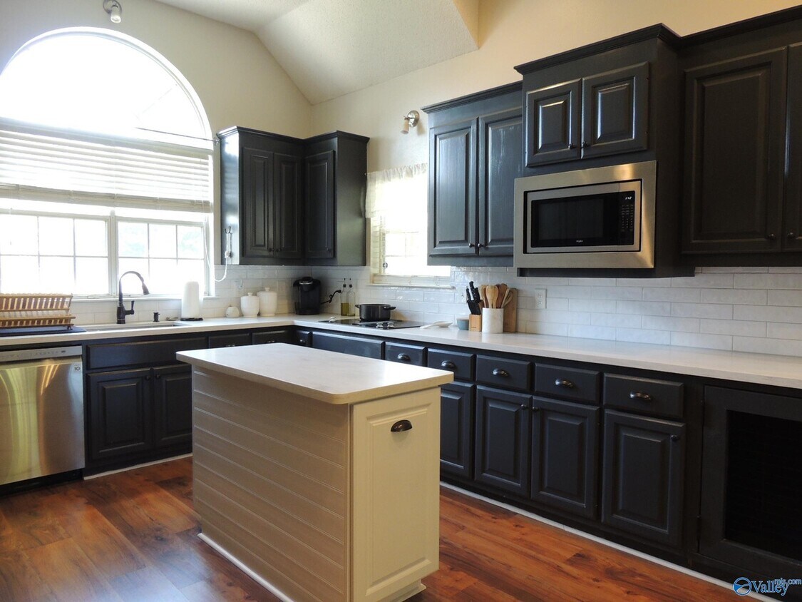 Building Photo - 104 Kestrel Ct SW
